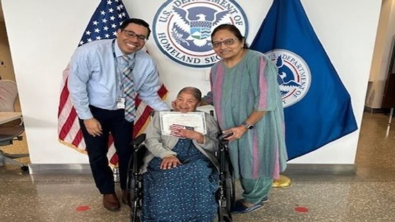 US Citizenship : "வயசு வெறும் நம்பர் கண்ணா" 99 வயதில் அமெரிக்க குடியுரிமை பெற்ற இந்திய மூதாட்டி முழு விவரம்! US Citizenship : "வயசு வெறும் நம்பர் கண்ணா" 99 வயதில் அமெரிக்க குடியுரிமை பெற்ற இந்திய மூதாட்டி முழு விவரம்!