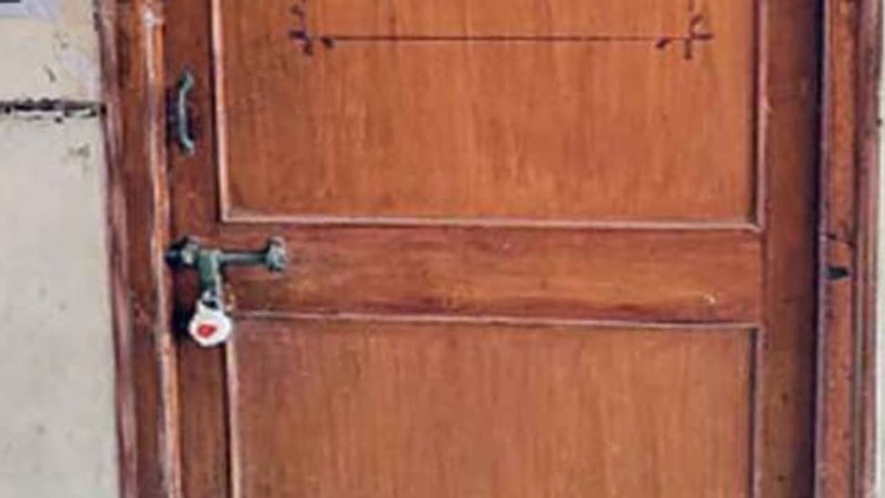 ബാങ്ക് ജപ്തി ചെയ്ത് സീൽ വച്ച വീട് രാത്രിയിലെത്തി പൂട്ട് പൊളിച്ച് കയറിയതിന് ദമ്പതികള്ക്കെതിരെ കേസ് ബാങ്ക് ജപ്തി ചെയ്ത് സീൽ വച്ച വീട് രാത്രിയിലെത്തി പൂട്ട് പൊളിച്ച് കയറിയതിന് ദമ്പതികള്ക്കെതിരെ കേസ്