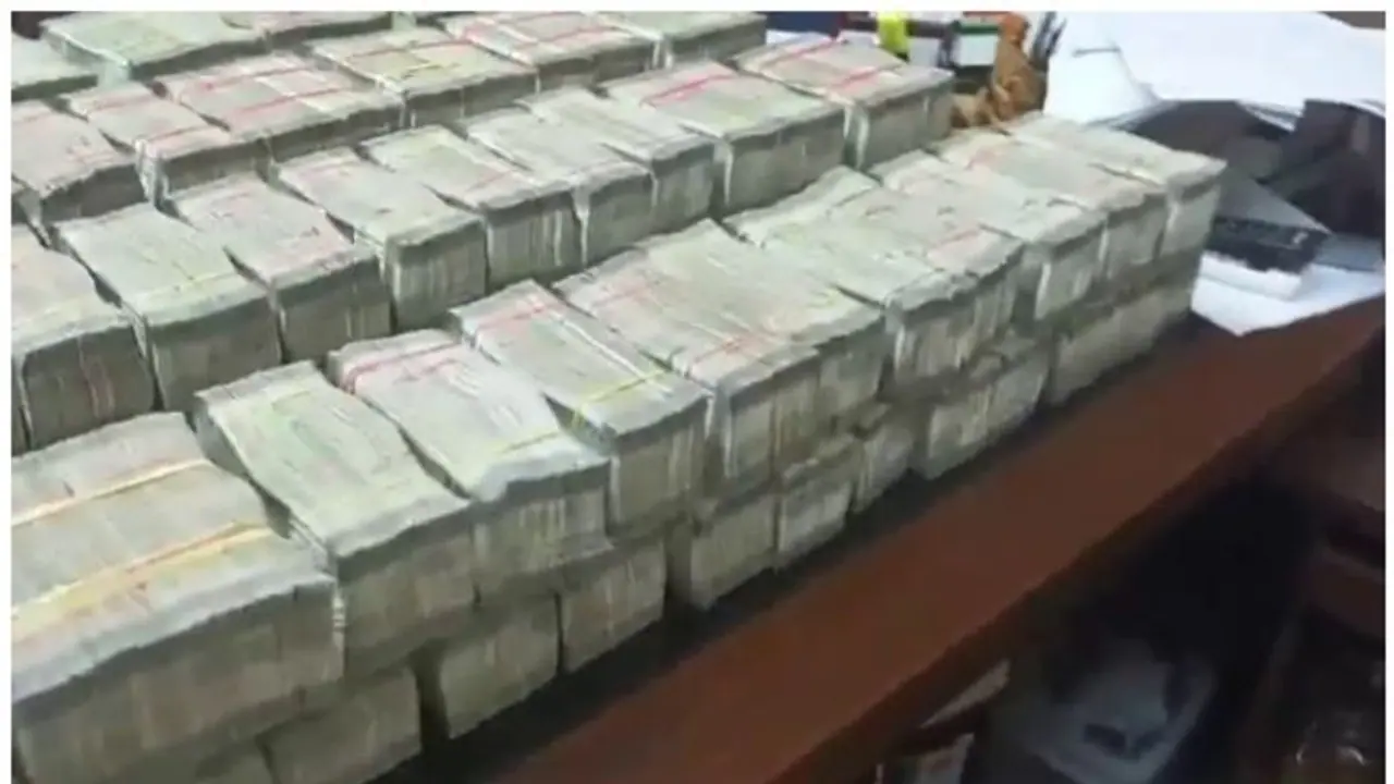 ട്രെയിനില്‍ നിന്ന് പിടിച്ച 4 കോടിക്ക് പിടിവലി; കൈമാറൂ എന്ന് ആദായനികുതി വകുപ്പ്, പറ്റില്ലെന്ന് കളക്ട‍ര്‍