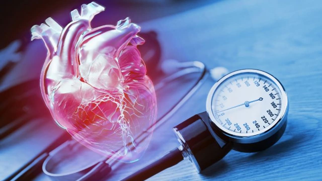 എത്ര നോക്കിയിട്ടും ബിപി കുറയുന്നില്ലേ? ബിപി കുറയ്ക്കാന്‍ സഹായിക്കും ഈ ഭക്ഷണങ്ങള്‍...