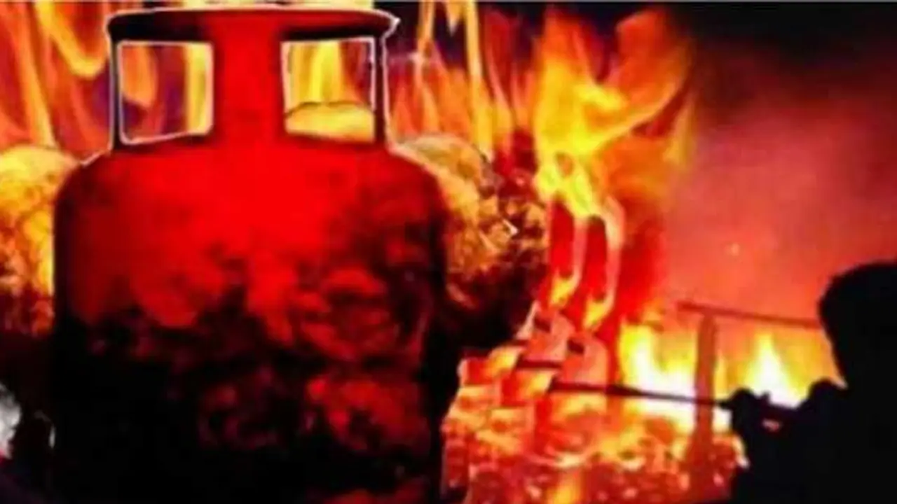 ಬೆಂಗ್ಳೂರಲ್ಲಿ ಅಡುಗೆ ಅನಿಲ ಸೋರಿಕೆಯಾಗಿ ಸ್ಫೋಟ: ಐವರ ಸ್ಥಿತಿ ಗಂಭೀರ ಬೆಂಗ್ಳೂರಲ್ಲಿ ಅಡುಗೆ ಅನಿಲ ಸೋರಿಕೆಯಾಗಿ ಸ್ಫೋಟ: ಐವರ ಸ್ಥಿತಿ ಗಂಭೀರ