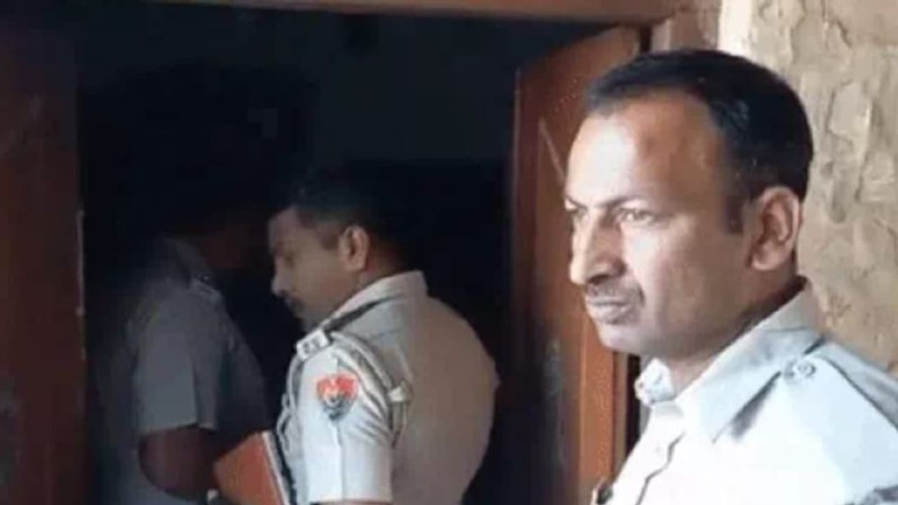 Haryana News: इकलौते बेटे ने मां को धारदार हथियार से काट डाला, सामने आई चौंकाने वाली वजह Haryana News: इकलौते बेटे ने मां को धारदार हथियार से काट डाला, सामने आई चौंकाने वाली वजह