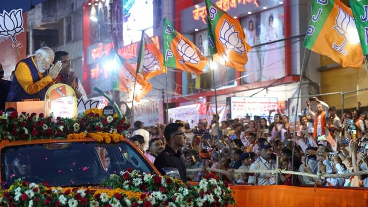 ಪ್ರಧಾನಿ ಮೋದಿ ಜಬಲ್‌ಪುರ್ ರೋಡ್ ಶೋ ವೇಳೆ ಕುಸಿದ ವೇದಿಕೆ, ಮೂವರಿಗೆ ಗಾಯ!