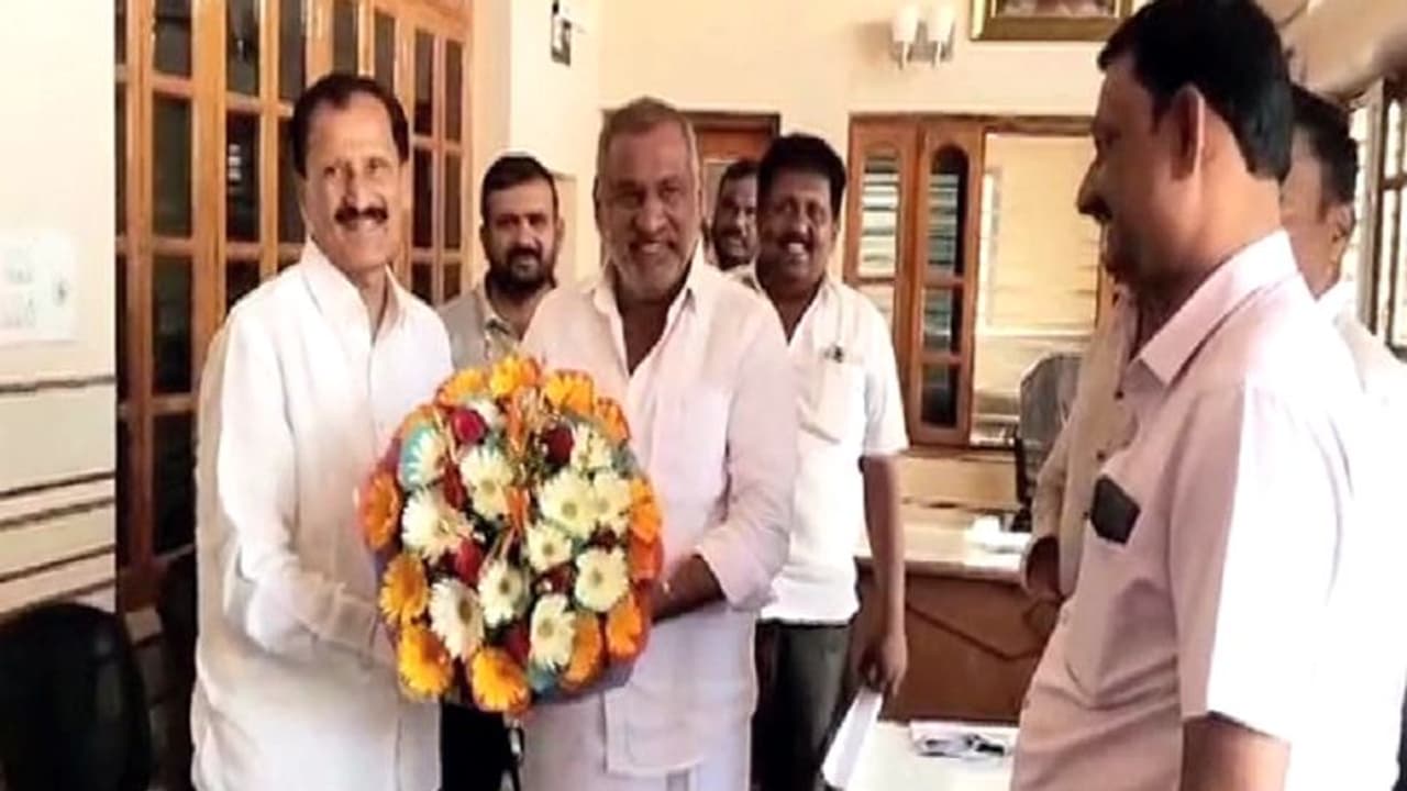 ಮಾಜಿ ಸಚಿವ ಮಾಧುಸ್ವಾಮಿ ಭೇಟಿಯಾದ ಮುದ್ದಹನುಮೇಗೌಡ: ರಹಸ್ಯ ಮಾತುಕತೆ ಮಾಜಿ ಸಚಿವ ಮಾಧುಸ್ವಾಮಿ ಭೇಟಿಯಾದ ಮುದ್ದಹನುಮೇಗೌಡ: ರಹಸ್ಯ ಮಾತುಕತೆ