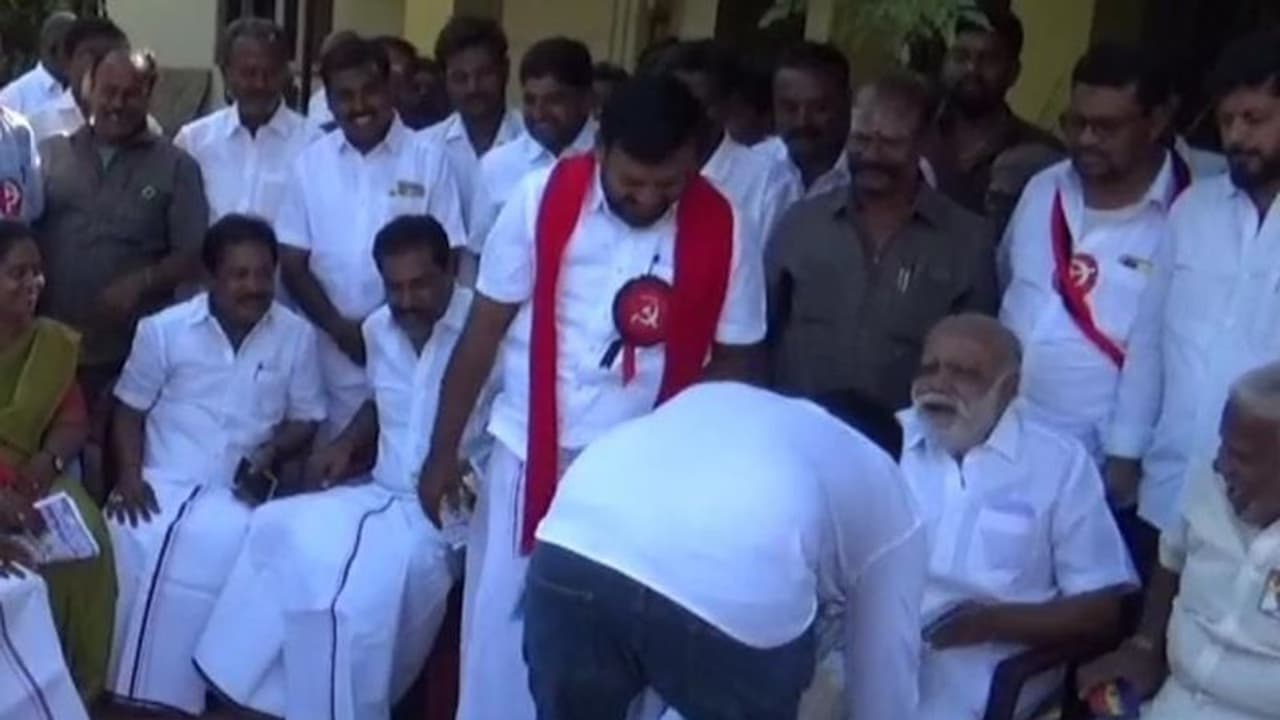 ஐ.பெரியசாமி காலில் திடீரென விழுந்த முன்னாள் அமைச்சர் திண்டுக்கல் சீனிவாசன் மகன் அதிமுகவினர் அதிர்ச்சி ஐ.பெரியசாமி காலில் திடீரென விழுந்த முன்னாள் அமைச்சர் திண்டுக்கல் சீனிவாசன் மகன் அதிமுகவினர் அதிர்ச்சி