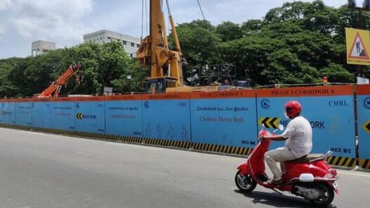 Metro : சென்னை.. விறுவிறுப்பாக நடக்கும் மெட்ரோ பணிகள்.. போக்குவரத்தில் மாற்றம் எந்த பகுதியில் தெரியுமா?