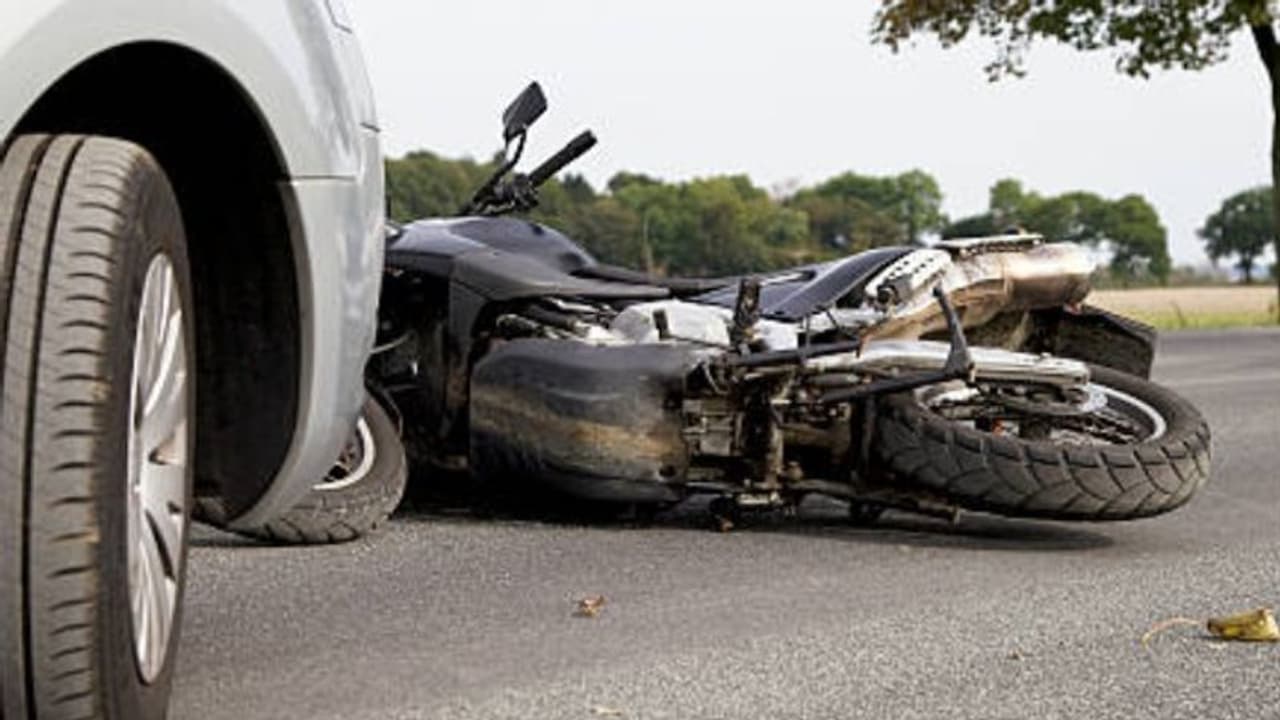 ബൈക്കും കാറും കൂട്ടിയിടിച്ചു; ബൈക്ക് യാത്രികര്‍ മരിച്ചു
