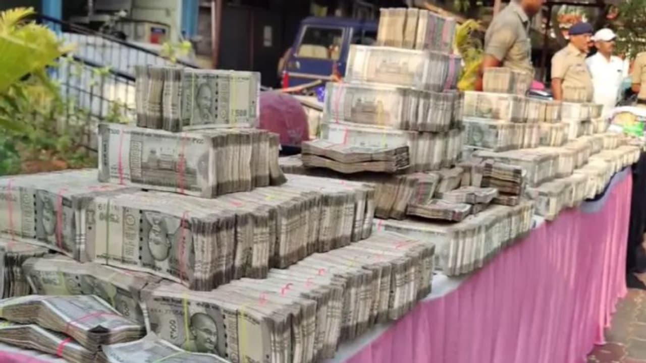 Raid : மக்களவை தேர்தலுக்கு முன்னதாக நடந்த அதிரடி ரெய்டு ஐந்து கோடி பணம்.. 106 கிலோ நகைகள் சிக்கியது எப்படி? Raid : மக்களவை தேர்தலுக்கு முன்னதாக நடந்த அதிரடி ரெய்டு ஐந்து கோடி பணம்.. 106 கிலோ நகைகள் சிக்கியது எப்படி?