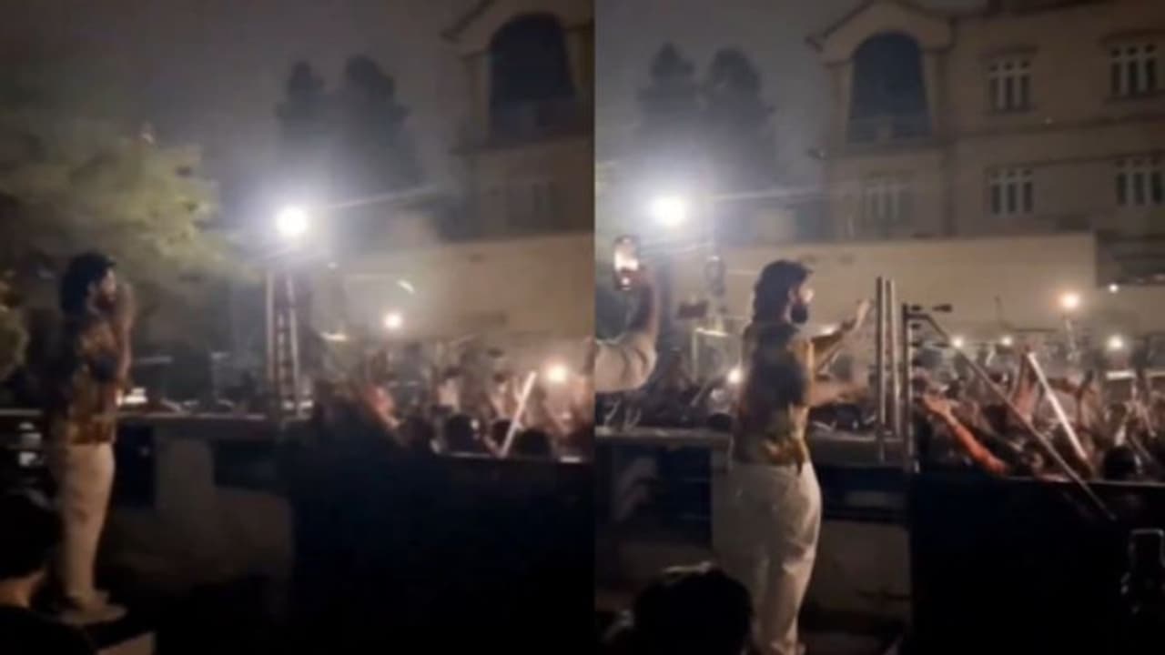 అర్థరాత్రి అల్లు అర్జున్ ఇంటి వద్ద ఫ్యాన్స్ హంగామా.. అభిమానులతో ఐకాన్ స్టార్ మీట్ అండ్ గ్రీట్.. అర్థరాత్రి అల్లు అర్జున్ ఇంటి వద్ద ఫ్యాన్స్ హంగామా.. అభిమానులతో ఐకాన్ స్టార్ మీట్ అండ్ గ్రీట్..