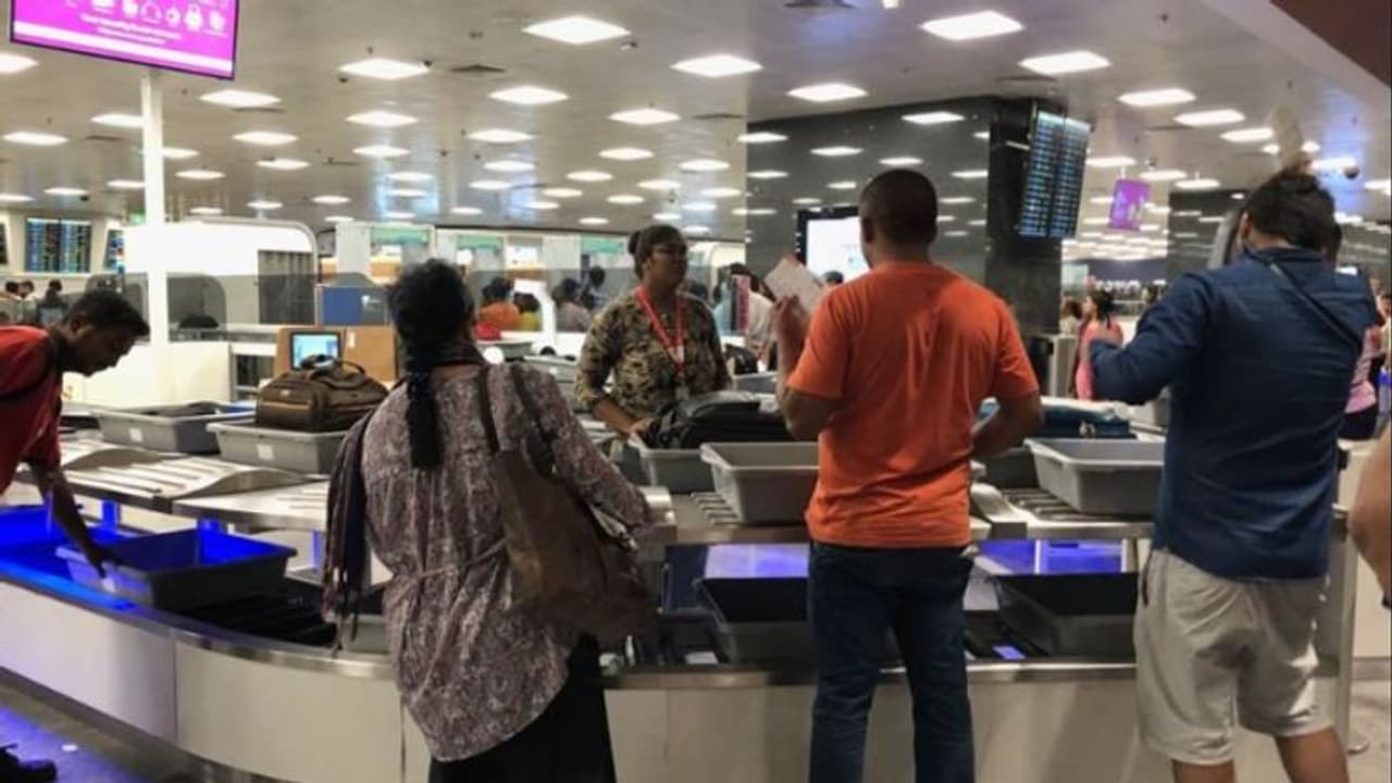 'ഇനിയും പരിശോധിക്കൂ എന്റെ ബാഗിൽ ബോംബിരിക്കുന്നു', വിമാനത്താവളത്തിൽ ഇത്രയേ പറഞ്ഞുള്ളു, കസ്റ്റഡി, പരിശോധന, കേസും 'ഇനിയും പരിശോധിക്കൂ എന്റെ ബാഗിൽ ബോംബിരിക്കുന്നു', വിമാനത്താവളത്തിൽ ഇത്രയേ പറഞ്ഞുള്ളു, കസ്റ്റഡി, പരിശോധന, കേസും