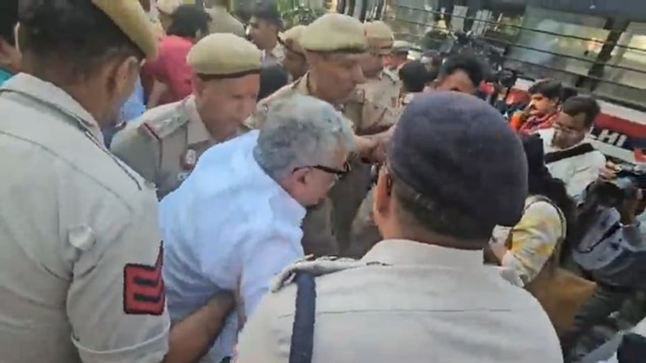 Trinamool Congress MPs detained during dharna outside Election Commission HQ; check details Trinamool Congress MPs detained during dharna outside Election Commission HQ; check details