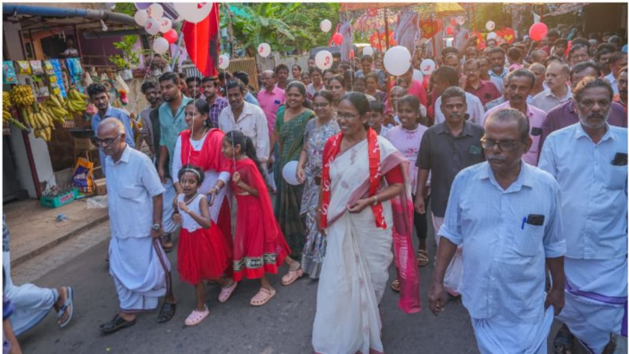 മൊത്തം 194 പേർ, പക്ഷേ കേരളത്തിൽ ഒറ്റ വനിതാ സ്ഥാനാർഥി പോലുമില്ലാത്ത 6 മണ്ഡലങ്ങൾ! വടകര ടോപ്പാണ്! 4 വനിതകൾ