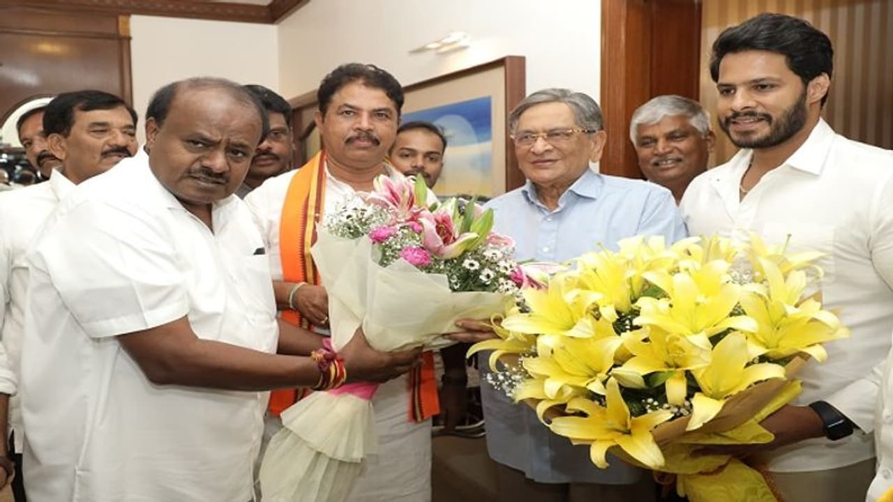 ಲೋಕಸಭೆ ಚುನಾವಣೆ 2024: ಎಸ್.ಎಂ.ಕೃಷ್ಣ ಭೇಟಿಯಾಗಿ ಆಶೀರ್ವಾದ ಪಡೆದ ಕುಮಾರಸ್ವಾಮಿ ಲೋಕಸಭೆ ಚುನಾವಣೆ 2024: ಎಸ್.ಎಂ.ಕೃಷ್ಣ ಭೇಟಿಯಾಗಿ ಆಶೀರ್ವಾದ ಪಡೆದ ಕುಮಾರಸ್ವಾಮಿ