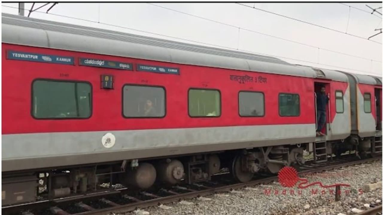 യശ്വന്ത്പൂർ കണ്ണൂർ എക്സ്പ്രസിൽ വൻ കവർച്ച, ഇരുപതോളം യാത്രക്കാരുടെ ഐഫോണുകളും പണവുമടക്കം നഷ്ടപ്പെട്ടു യശ്വന്ത്പൂർ കണ്ണൂർ എക്സ്പ്രസിൽ വൻ കവർച്ച, ഇരുപതോളം യാത്രക്കാരുടെ ഐഫോണുകളും പണവുമടക്കം നഷ്ടപ്പെട്ടു