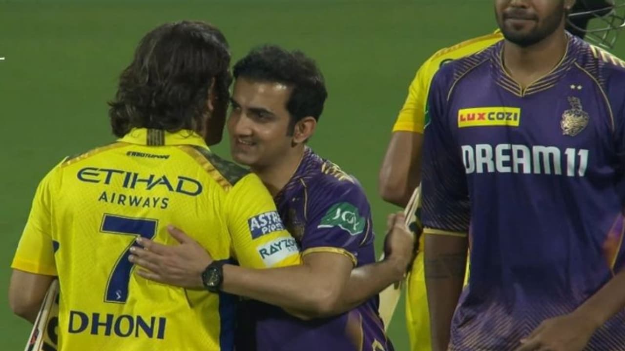 കുത്തുവാക്കുകളില്ല! ഹൃദ്യം, മനോഹരം; എം എസ് ധോണിയെ കെട്ടിപ്പിടിച്ച് ഗംഭീർ; തുറന്ന ചിരിയോടെ കുശലം പറഞ്ഞ് ഇരുവരും കുത്തുവാക്കുകളില്ല! ഹൃദ്യം, മനോഹരം; എം എസ് ധോണിയെ കെട്ടിപ്പിടിച്ച് ഗംഭീർ; തുറന്ന ചിരിയോടെ കുശലം പറഞ്ഞ് ഇരുവരും