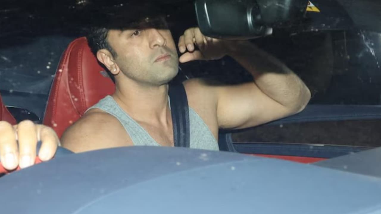 തന്റെ ആറുകോടി വിലയുള്ള കാറിന് ചുറ്റും ആരാധകര്: അസ്വസ്ഥനായി രണ്ബീര് വീഡിയോ വൈറല് തന്റെ ആറുകോടി വിലയുള്ള കാറിന് ചുറ്റും ആരാധകര്: അസ്വസ്ഥനായി രണ്ബീര് വീഡിയോ വൈറല്