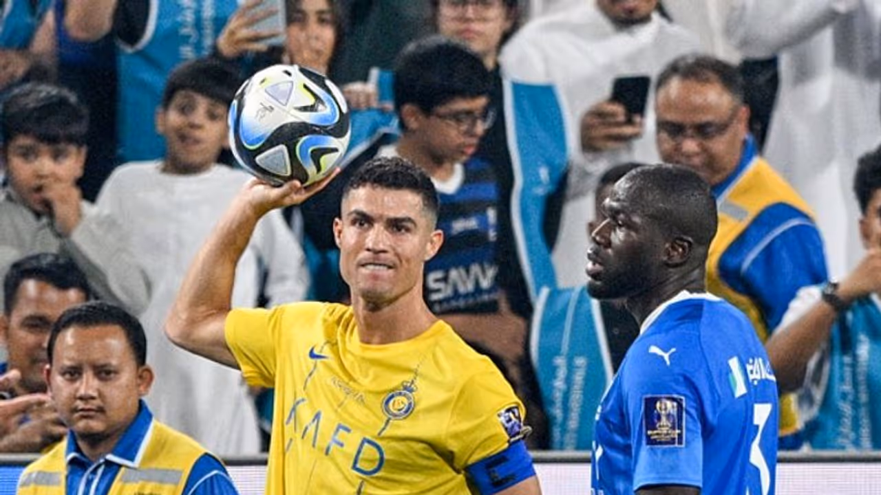 Cristiano Ronaldo sees RED, raises fist towards referee during Al Nassr's Saudi Cup defeat to Al Hilal (WATCH) Cristiano Ronaldo sees RED, raises fist towards referee during Al Nassr's Saudi Cup defeat to Al Hilal (WATCH)