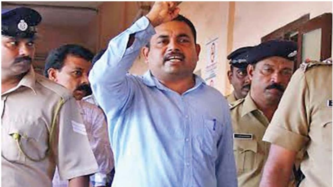 വെള്ളമുണ്ട മാവോയിസ്റ്റ് കേസ്: പൊലീസുകാരനെ വീട്ടിൽ കയറി ഭീഷണിപ്പെടുത്തിയ 4 പ്രതികൾ കുറ്റക്കാരെന്ന് എൻഐഎ കോടതി വെള്ളമുണ്ട മാവോയിസ്റ്റ് കേസ്: പൊലീസുകാരനെ വീട്ടിൽ കയറി ഭീഷണിപ്പെടുത്തിയ 4 പ്രതികൾ കുറ്റക്കാരെന്ന് എൻഐഎ കോടതി