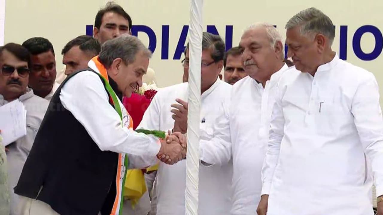 അന്ന് കോൺഗ്രസ് വിട്ട് ബിജെപിയിൽ, ഇക്കുറി സീറ്റില്ല; ബിരേന്ദ്ര സിങ് ബിജെപി വിട്ട് കോൺഗ്രസിൽ ചേര്‍ന്നു