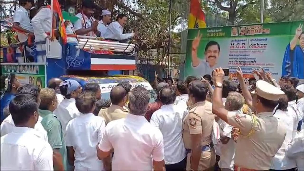 பிரசாரத்தின் போது பெண்களை இழிவாக பேசிய அதிமுக எம்எல்ஏ; ஆத்திரத்தில் பிரசார வாகனத்தை உடைத்த மக்கள்