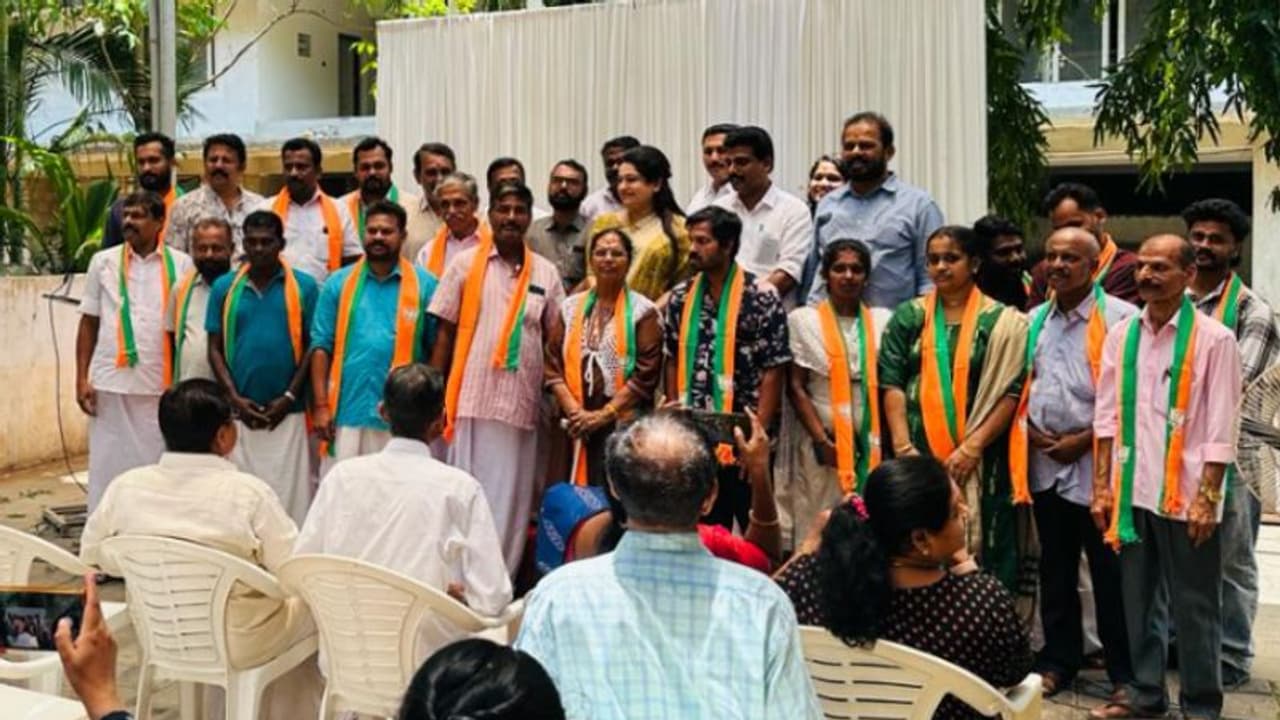തൃശൂര് കോണ്ഗ്രസിന് വന് തിരിച്ചടി, ബിജെപിയില് ചേര്ന്നത് മുപ്പതോളം നേതാക്കള് തൃശൂര് കോണ്ഗ്രസിന് വന് തിരിച്ചടി, ബിജെപിയില് ചേര്ന്നത് മുപ്പതോളം നേതാക്കള്
