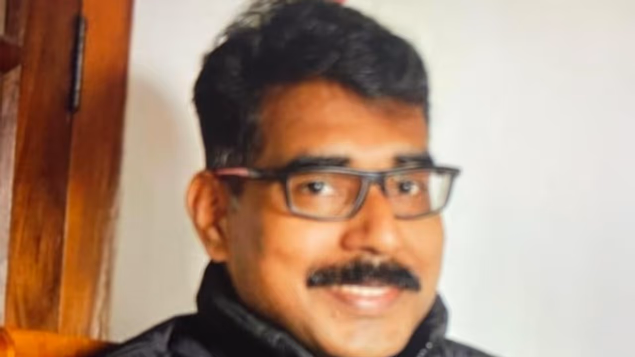 14കാരിയെ പീഡിപ്പിച്ചത് പരീക്ഷക്കെത്തിയപ്പോഴും ക്യാമ്പിനിടയിലും; കുടുങ്ങുമെന്നുറപ്പായപ്പോൾ കീഴടങ്ങി അധ്യാപകൻ 14കാരിയെ പീഡിപ്പിച്ചത് പരീക്ഷക്കെത്തിയപ്പോഴും ക്യാമ്പിനിടയിലും; കുടുങ്ങുമെന്നുറപ്പായപ്പോൾ കീഴടങ്ങി അധ്യാപകൻ