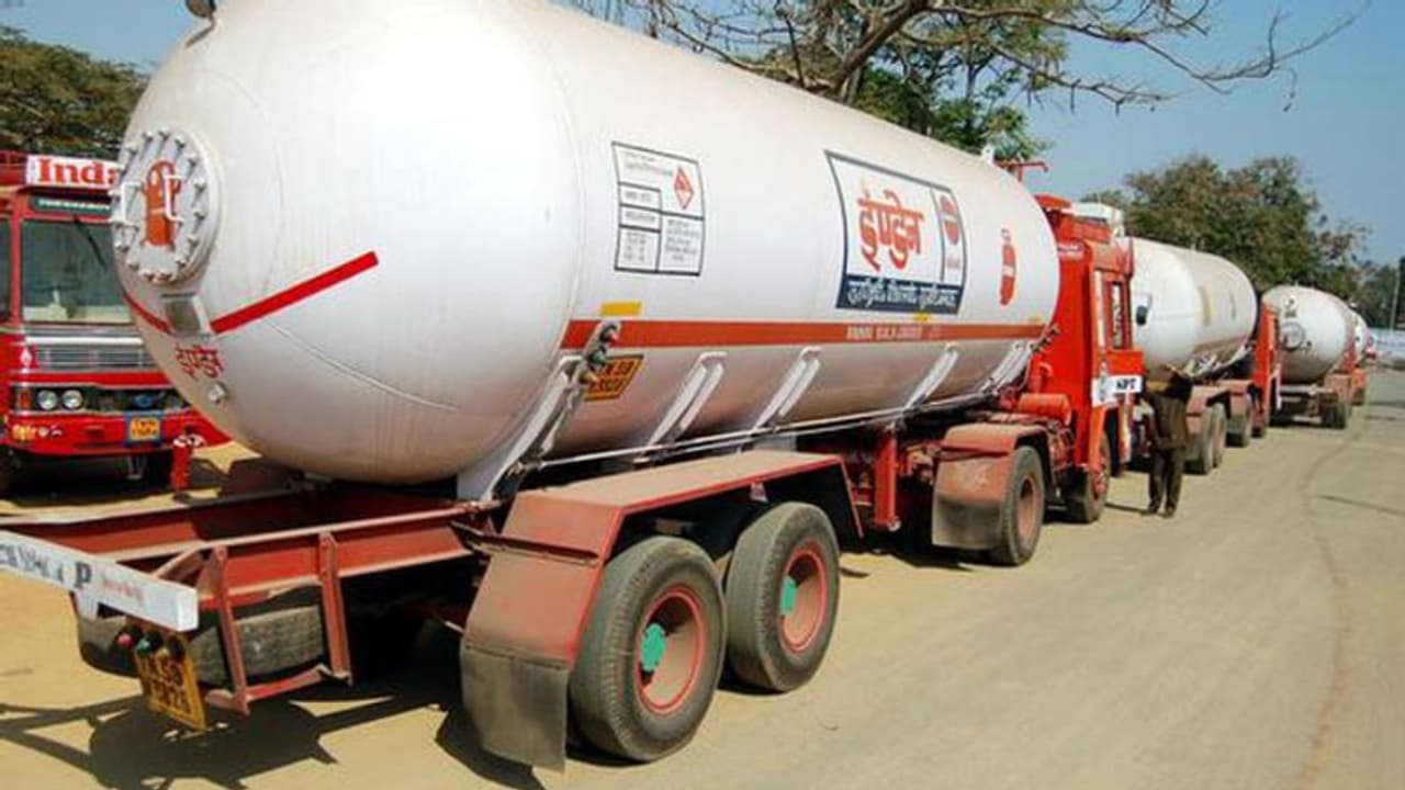 കോഴിക്കോട് ഐ.ഒ.സി പ്ലാന്റിന് സമീപം അജ്ഞാതര് തീയിട്ടു; കത്തിച്ചത് 50 കിലോ കേബിള്, ഒഴിവായത് വന് ദുരന്തം കോഴിക്കോട് ഐ.ഒ.സി പ്ലാന്റിന് സമീപം അജ്ഞാതര് തീയിട്ടു; കത്തിച്ചത് 50 കിലോ കേബിള്, ഒഴിവായത് വന് ദുരന്തം