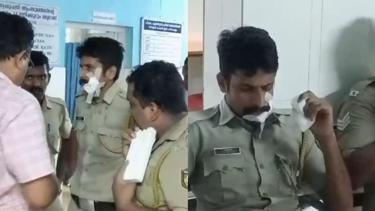 കെട്ടുകാഴ്ചക്കിടെ 11കെവി ലൈൻ ഓഫ് ചെയ്തു; കായംകുളത്ത് പൊലീസുകാര്ക്കുനേരെ ആക്രമണം, 2പേര്ക്ക് പരിക്ക് കെട്ടുകാഴ്ചക്കിടെ 11കെവി ലൈൻ ഓഫ് ചെയ്തു; കായംകുളത്ത് പൊലീസുകാര്ക്കുനേരെ ആക്രമണം, 2പേര്ക്ക് പരിക്ക്