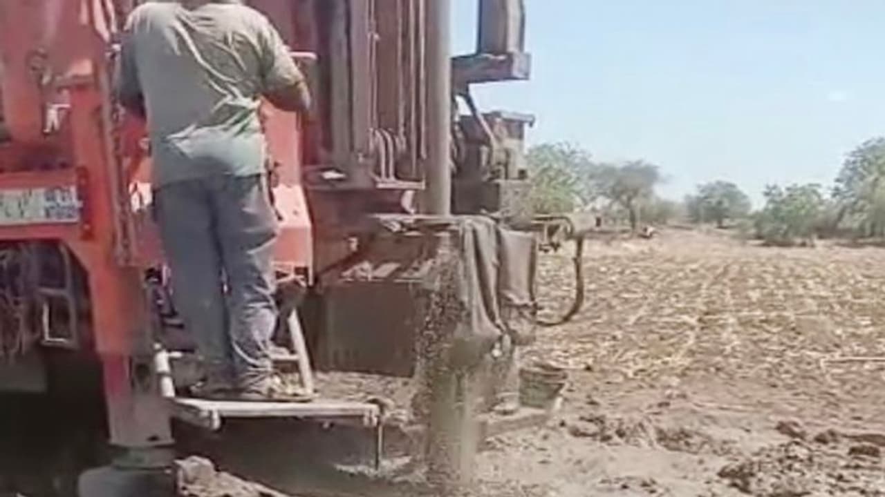 ವಿಜಯಪುರ: ಅನಧಿಕೃತ ಬೋರವೆಲ್ ವಾಹನಗಳ ಸದ್ದು, ದುರಂತಗಳಿಗೆ ಹೊಣೆ ಯಾರು? ವಿಜಯಪುರ: ಅನಧಿಕೃತ ಬೋರವೆಲ್ ವಾಹನಗಳ ಸದ್ದು, ದುರಂತಗಳಿಗೆ ಹೊಣೆ ಯಾರು?