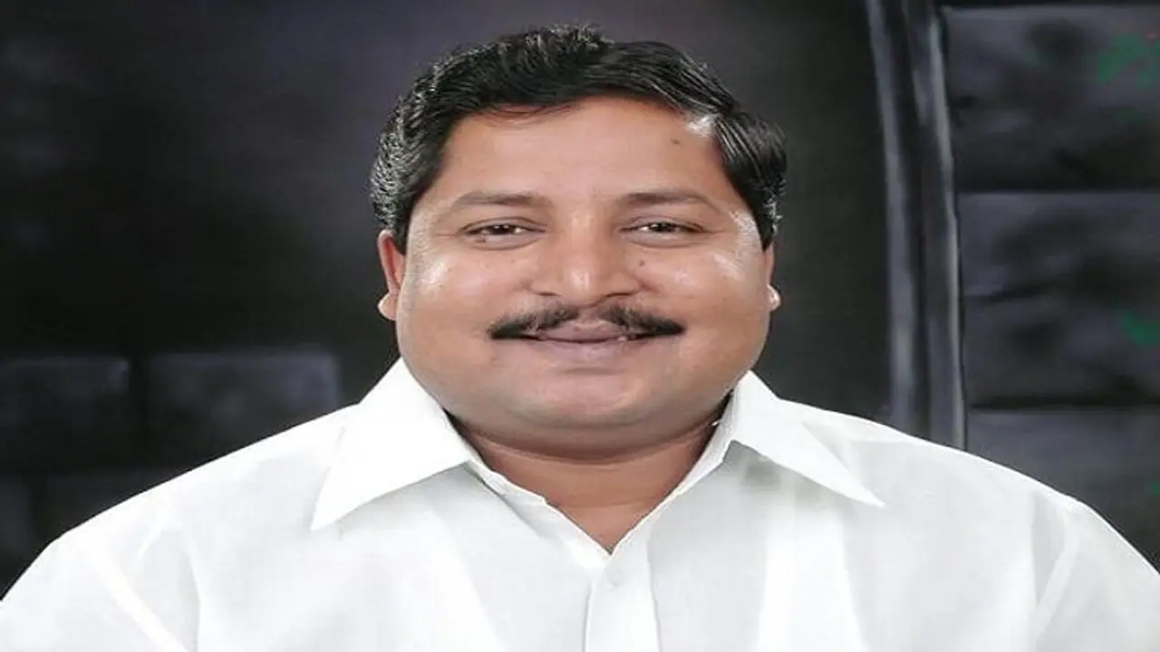 ರಾಯಚೂರು: ರಾಜಕೀಯ ಹಾವು ಏಣಿ ಆಟಕ್ಕೆ ಬಲಿ, ಕಾಂಗ್ರೆಸ್ ಬಿಟ್ಟು ಬಿಜೆಪಿ ಸೇರಿ ಅತಂತ್ರರಾದ 'ನಾಯಕ'..! ರಾಯಚೂರು: ರಾಜಕೀಯ ಹಾವು ಏಣಿ ಆಟಕ್ಕೆ ಬಲಿ, ಕಾಂಗ್ರೆಸ್ ಬಿಟ್ಟು ಬಿಜೆಪಿ ಸೇರಿ ಅತಂತ್ರರಾದ 'ನಾಯಕ'..!