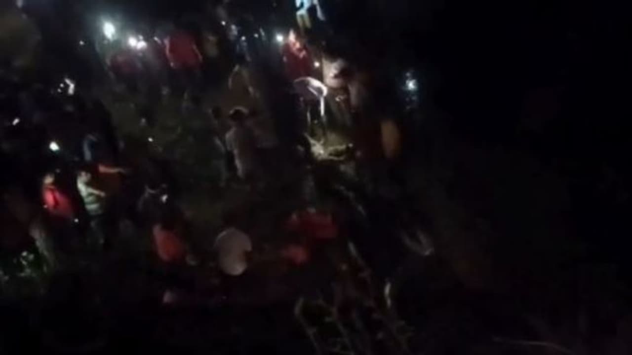 സ്വകാര്യ കമ്പനി ജീവനക്കാരുമായി പോയ ബസ് കൊക്കയിലേക്ക് മറിഞ്ഞു, 12 പേർക്ക് ദാരുണാന്ത്യം, നിരവധിപ്പേർക്ക് പരിക്ക് സ്വകാര്യ കമ്പനി ജീവനക്കാരുമായി പോയ ബസ് കൊക്കയിലേക്ക് മറിഞ്ഞു, 12 പേർക്ക് ദാരുണാന്ത്യം, നിരവധിപ്പേർക്ക് പരിക്ക്