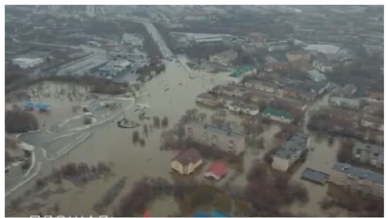 യുറാൻ പർവ്വതത്തിലെ മഞ്ഞുരുകി; 70 വര്ഷത്തിനിടെ ഏറ്റവും വലിയ പ്രളയത്തിൽ അകപ്പെട്ട് റഷ്യയും കസാകിസ്ഥാനും യുറാൻ പർവ്വതത്തിലെ മഞ്ഞുരുകി; 70 വര്ഷത്തിനിടെ ഏറ്റവും വലിയ പ്രളയത്തിൽ അകപ്പെട്ട് റഷ്യയും കസാകിസ്ഥാനും