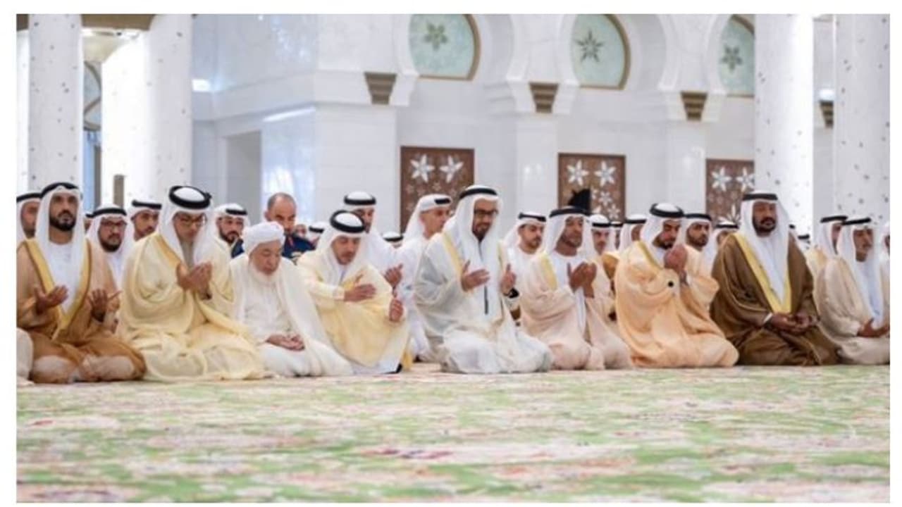 ശൈഖ് സായിദ് ഗ്രാന്ഡ് മോസ്കില് പെരുന്നാള് പ്രാര്ത്ഥന നിര്വ്വഹിച്ച് യുഎഇ പ്രസിഡന്റ് ശൈഖ് സായിദ് ഗ്രാന്ഡ് മോസ്കില് പെരുന്നാള് പ്രാര്ത്ഥന നിര്വ്വഹിച്ച് യുഎഇ പ്രസിഡന്റ്