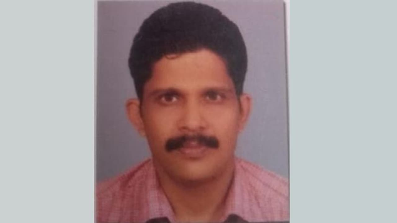 കുറ്റിച്ചൽ പഞ്ചായത്തിലെ ക്ലാർക്ക് തൂങ്ങിമരിച്ച നിലയിൽ കുറ്റിച്ചൽ പഞ്ചായത്തിലെ ക്ലാർക്ക് തൂങ്ങിമരിച്ച നിലയിൽ