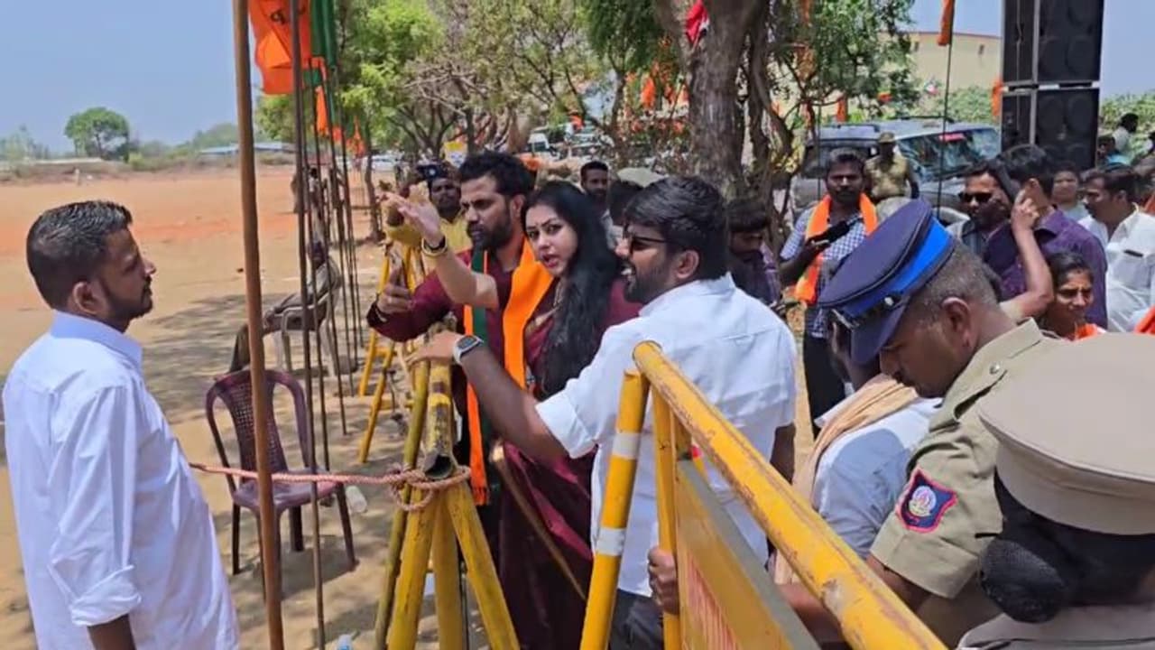 பிரமர் மோடியின் பொதுக்கூட்டத்தில் பங்கேற்க அலைக்கழிப்பு; பாதுகாப்பு அதிகாரிகளுடன் நமீதா வாக்குவாதம் பிரமர் மோடியின் பொதுக்கூட்டத்தில் பங்கேற்க அலைக்கழிப்பு; பாதுகாப்பு அதிகாரிகளுடன் நமீதா வாக்குவாதம்