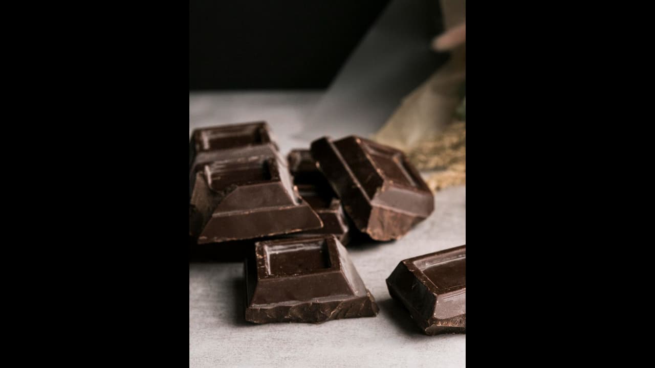 சாக்லேட் சாப்பிட்ட ஒன்றரை வயது குழந்தைக்கு ரத்த வாந்தி... மருத்துவமனையில் தீவிர சிகிச்சை..