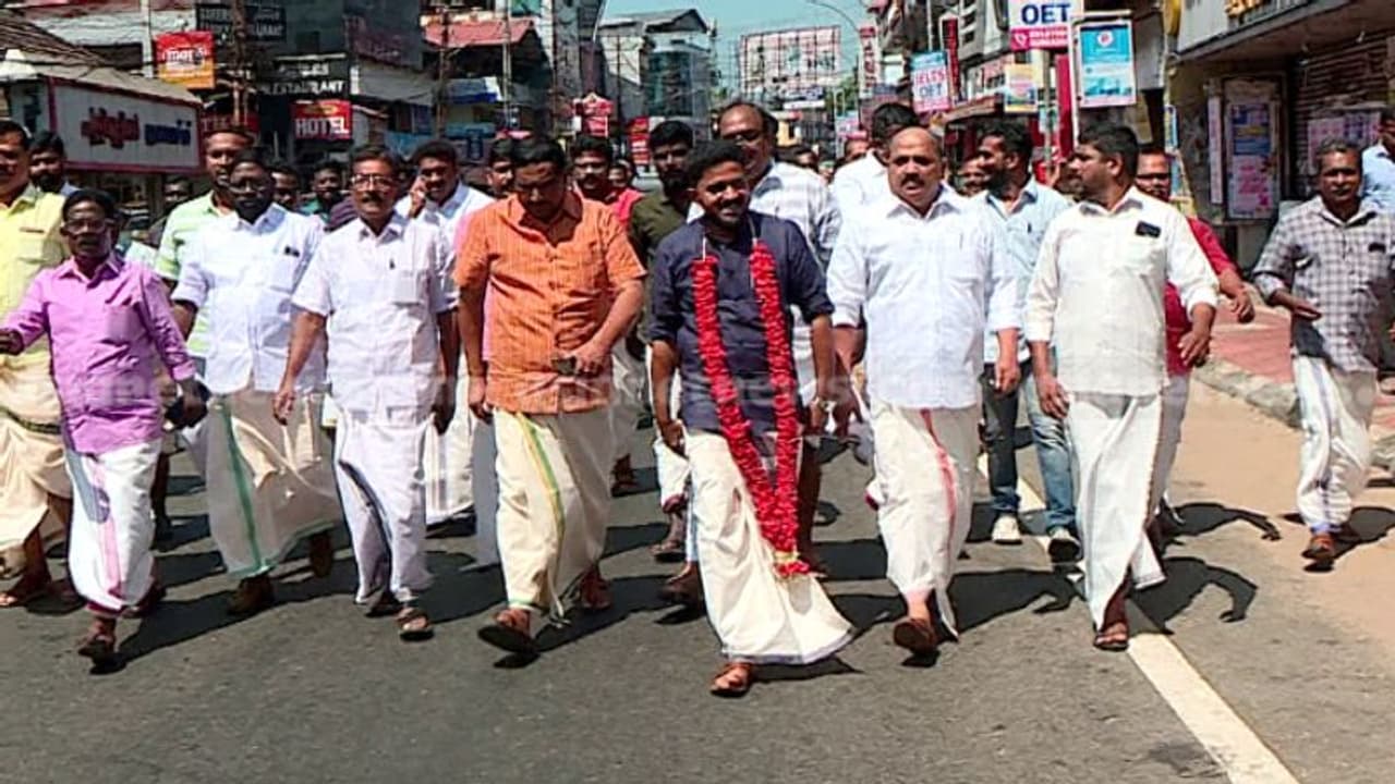 വോട്ടിങ് മെഷീനിൽ ഇടത് സ്ഥാനാര്ത്ഥിയുടെ പേര് തെറ്റിച്ച് രേഖപ്പെടുത്തി; പേര് തിരുത്താൻ ആവശ്യപ്പെട്ട് എൽഡിഎഫ് വോട്ടിങ് മെഷീനിൽ ഇടത് സ്ഥാനാര്ത്ഥിയുടെ പേര് തെറ്റിച്ച് രേഖപ്പെടുത്തി; പേര് തിരുത്താൻ ആവശ്യപ്പെട്ട് എൽഡിഎഫ്