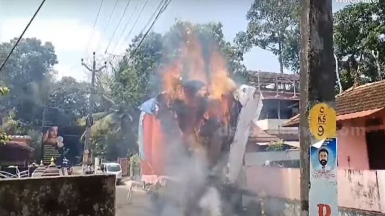 കെട്ടുകാഴ്ചയ്ക്കുള്ള ലോറി വൈദ്യുതി ലൈനിൽ തട്ടി, നിമിഷ നേരം കൊണ്ട് തീയാളി, ഉരുപ്പടികൾ കത്തി നശിച്ചു കെട്ടുകാഴ്ചയ്ക്കുള്ള ലോറി വൈദ്യുതി ലൈനിൽ തട്ടി, നിമിഷ നേരം കൊണ്ട് തീയാളി, ഉരുപ്പടികൾ കത്തി നശിച്ചു