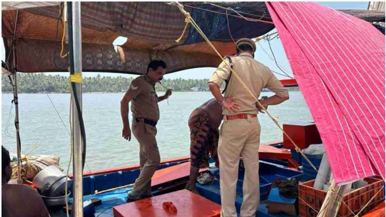 'എല്ലാ മത്സ്യബന്ധന ബോട്ടുകളിലും പരിശോധന, തൊഴിലാളികൾക്ക് ജാഗ്രതാ നിർദേശം'; പരിശോധന 29 വരെ തുടരുമെന്ന് എക്‌സെെസ്