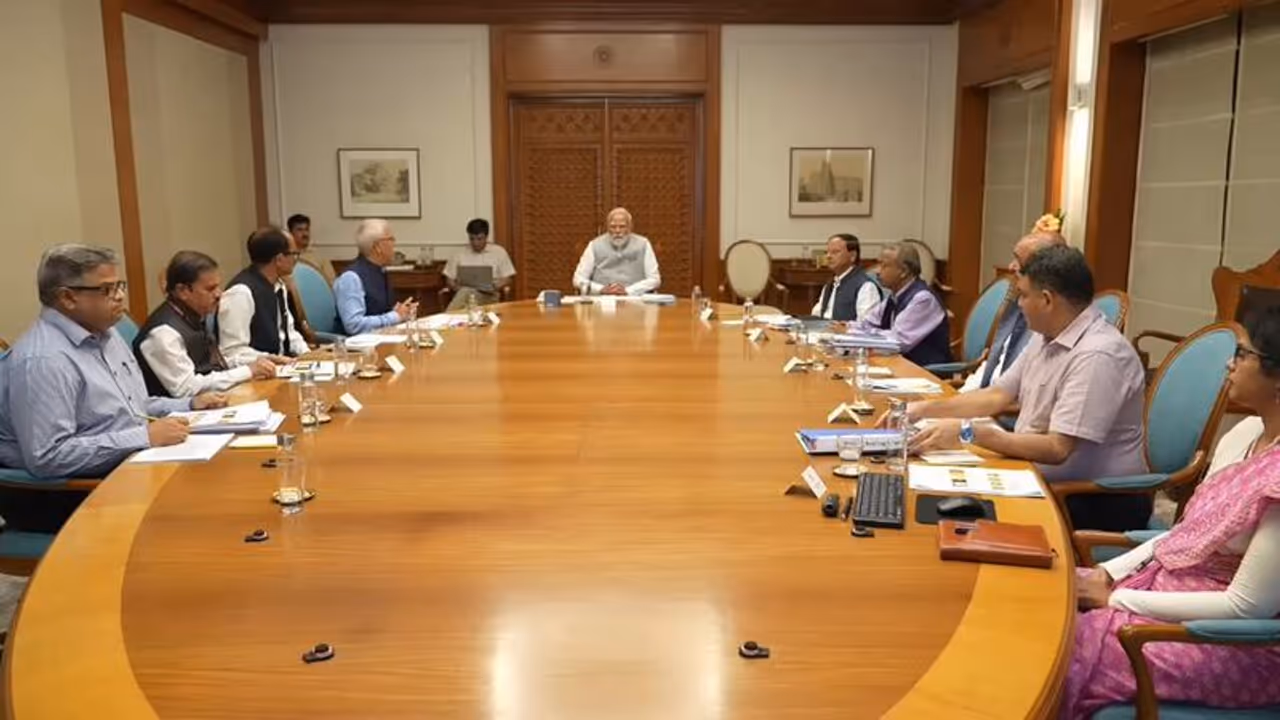 PM Modi chairs meet to review preparedness for heat wave conditions (WATCH)