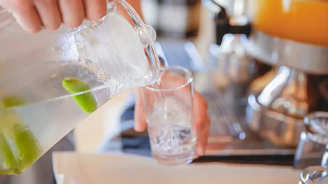 ചുട്ടുപൊള്ളിച്ച് വെയിൽ, കൊടും ചൂട്, ഒപ്പം നിർജ്ജലീകരണവും; ശരീരം തണുപ്പിക്കാൻ കുടിക്കാം ഈ ആറ് പാനീയങ്ങള്‍‌...