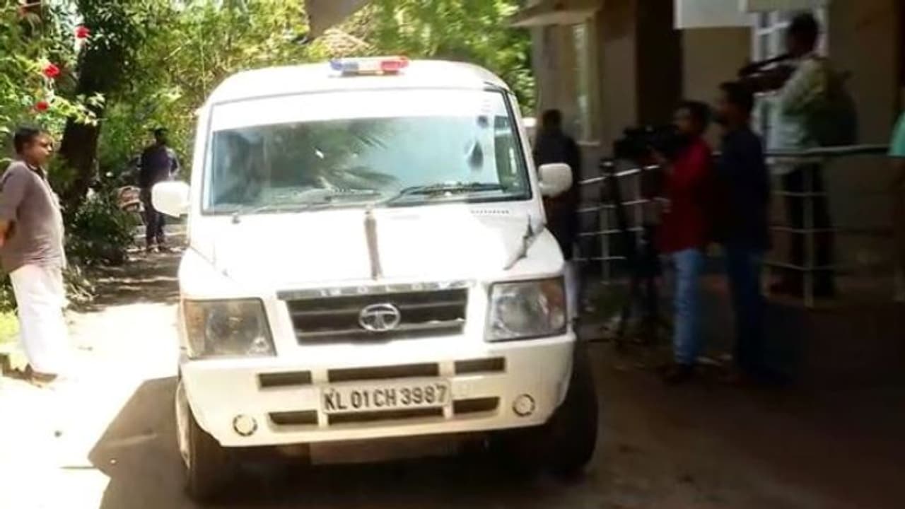 'കിടക്കയില് അനക്കമില്ലാതെ ഒന്നര വയസുകാരി', കഴുത്തുഞെരിച്ച് കൊന്നതെന്ന് സംശയം, അമ്മ മാനസികാരോഗ്യ കേന്ദ്രത്തിൽ 'കിടക്കയില് അനക്കമില്ലാതെ ഒന്നര വയസുകാരി', കഴുത്തുഞെരിച്ച് കൊന്നതെന്ന് സംശയം, അമ്മ മാനസികാരോഗ്യ കേന്ദ്രത്തിൽ