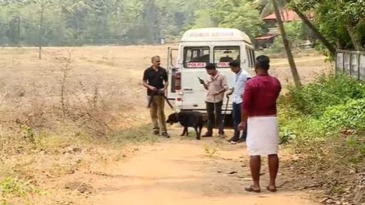 തേങ്ങാക്കൂട്ടത്തിലെ വസ്തു ഓട്ടോ ഡ്രൈവറുടെ ശ്രദ്ധയിൽ, കിട്ടിയത് റോഡരികിൽ പാടത്ത്, പിന്നാലെയെത്തി ബോംബ് സ്ക്വാഡ് തേങ്ങാക്കൂട്ടത്തിലെ വസ്തു ഓട്ടോ ഡ്രൈവറുടെ ശ്രദ്ധയിൽ, കിട്ടിയത് റോഡരികിൽ പാടത്ത്, പിന്നാലെയെത്തി ബോംബ് സ്ക്വാഡ്