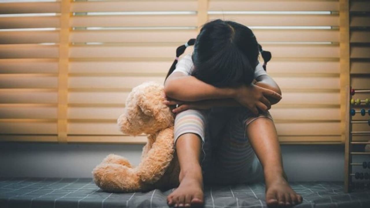 हैवान मां: 10 साल की बेटी 13 साल के बेटे का प्रेमी से कराती थी रेप, विरोध पर पीटती थी चिमटे से