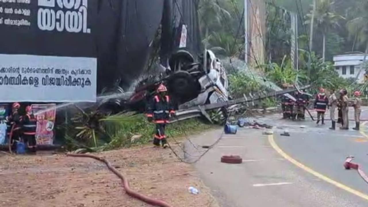 എംസി റോഡില് ഗ്യാസ് ടാങ്കര് തലകീഴായി മറിഞ്ഞ് വൻ അപകടം; ഗതാഗത നിയന്ത്രണം, വാതക ചോര്ച്ച തടയാൻ ശ്രമം എംസി റോഡില് ഗ്യാസ് ടാങ്കര് തലകീഴായി മറിഞ്ഞ് വൻ അപകടം; ഗതാഗത നിയന്ത്രണം, വാതക ചോര്ച്ച തടയാൻ ശ്രമം