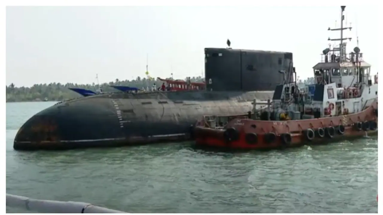 35 വർഷം നാവികസേനയുടെ അഭിമാനമായിരുന്ന മുങ്ങിക്കപ്പൽ, ഐഎൻഎസ് സിന്ധുധ്വജ് പൊളിക്കാൻ അഴീക്കൽ തുറമുഖത്ത് 35 വർഷം നാവികസേനയുടെ അഭിമാനമായിരുന്ന മുങ്ങിക്കപ്പൽ, ഐഎൻഎസ് സിന്ധുധ്വജ് പൊളിക്കാൻ അഴീക്കൽ തുറമുഖത്ത്