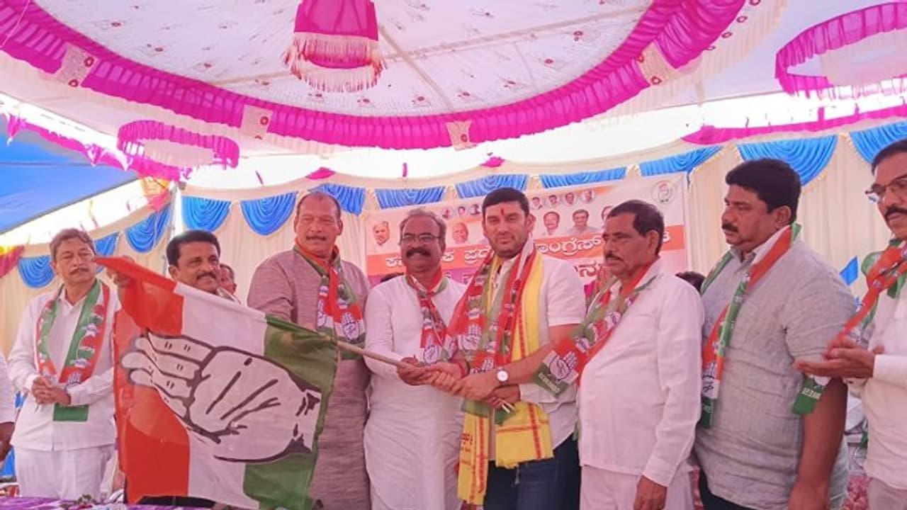 ಕಮಲ ಪಾಳಯಕ್ಕೆ ಶಾಕ್: ಯಲ್ಲಾಪುರ ಬಿಜೆಪಿ ಶಾಸಕ ಶಿವರಾಮ ಹೆಬ್ಬಾರ್ ಪುತ್ರ ವಿವೇಕ್ ಕಾಂಗ್ರೆಸ್ಗೆ ಸೇರ್ಪಡೆ ಕಮಲ ಪಾಳಯಕ್ಕೆ ಶಾಕ್: ಯಲ್ಲಾಪುರ ಬಿಜೆಪಿ ಶಾಸಕ ಶಿವರಾಮ ಹೆಬ್ಬಾರ್ ಪುತ್ರ ವಿವೇಕ್ ಕಾಂಗ್ರೆಸ್ಗೆ ಸೇರ್ಪಡೆ