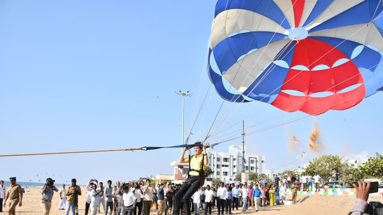 திடீரென பாரசூட்டில் பறந்த சென்னை மாநகராட்சி ஆணையர் ராதாகிருஷ்ணன்... என்ன காரணம் தெரியுமா.? திடீரென பாரசூட்டில் பறந்த சென்னை மாநகராட்சி ஆணையர் ராதாகிருஷ்ணன்... என்ன காரணம் தெரியுமா.?