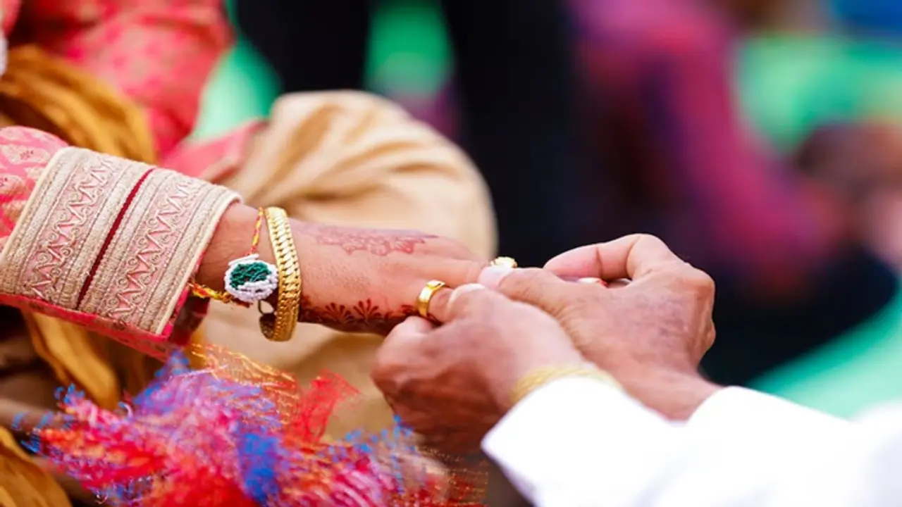 Father pays Rs 3 lakhs marriage fee to get rich families' marriage proposal for daughter; Internet reacts