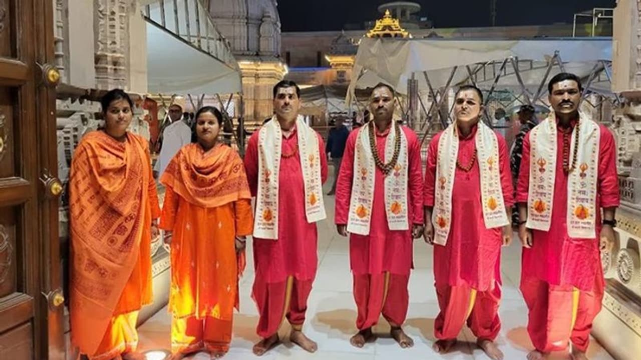 Cops at Kashi Vishwanath temple ditch khaki as official uniform, wear dhoti kurta (WATCH)